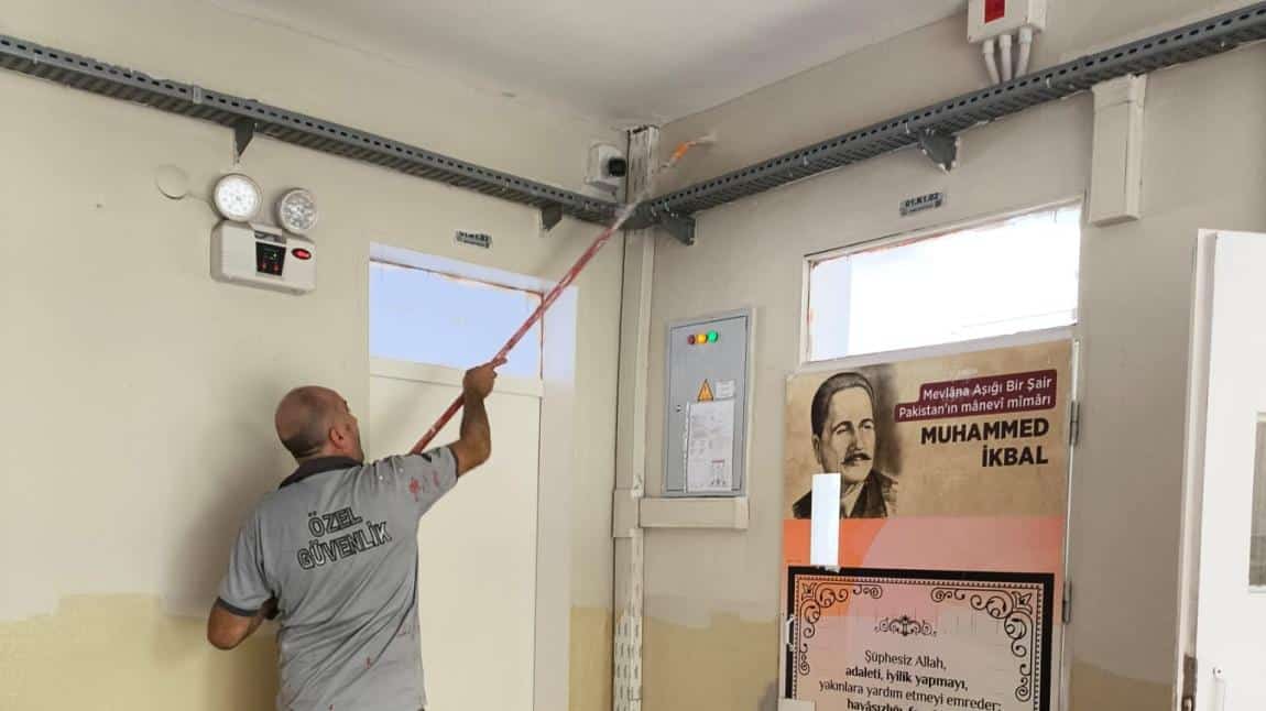 Okulumuzda boya ve yenileme işlemleri yapıyoruz...